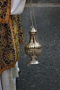 【Thurible】是一种可以通过链子提起的小香炉，里边放置着香粉供仪式时燃烧，广泛的用于罗马天主教、东正教、信义宗等宗教，在各种艺术作品中也很常见。一般将拿着它的人称为thurifer。Thurible也可以挂在空中或者放置在地上用来焚香(censing)。在很多圣窗玻璃上，都能看到拿着小香炉的Censing Angel。