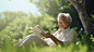 阳光下的老年人正坐在树下微笑着看书阅读投入学习书本知识教育文化世界读书日