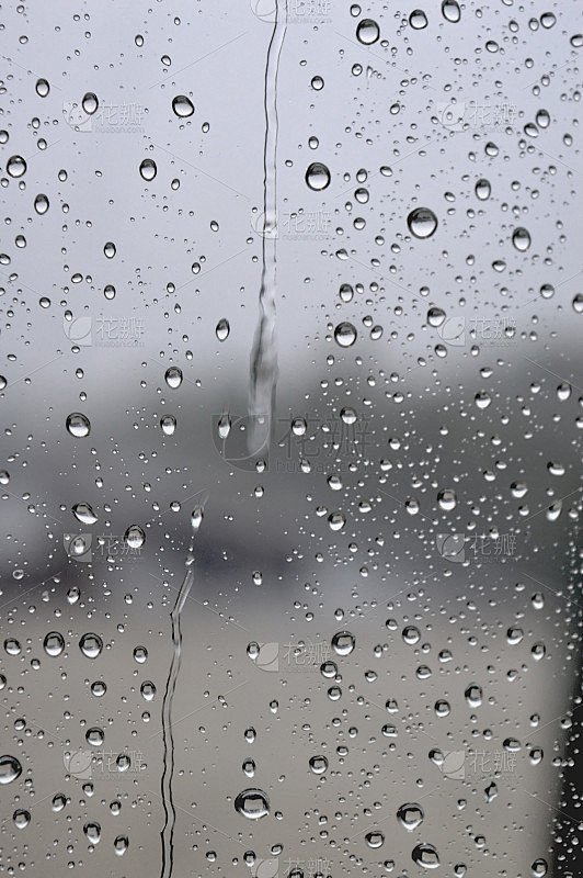 雨滴落在窗户上