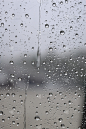 雨滴落在窗户上