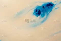 蓝色颜料水彩画在一张纸上干了。白色床单上有蓝色颜料的污迹。抽象的蓝色油漆纹理背景。复古复古风格的老照