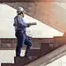 工程师在建筑工地的楼梯上绘制蓝图