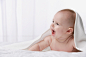 人,床,2到5个月,影棚拍摄,人的嘴_144110587_Profile of baby smiling_创意图片_Getty Images China