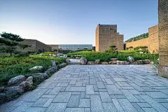 孔子故里文化馆 - hhlloo : 据田野调查，今天曲阜东南“鲁源村”即为《史记》所载“陬邑”。鲁源村北靠尼山，南面昌平山。昌平山脚下即是颇有名气，自东向西流淌的沂水——圣人门前水倒流