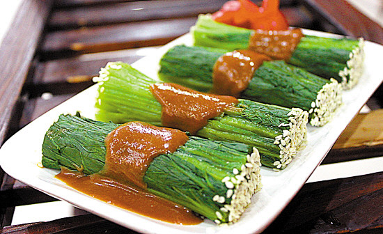 芝麻酱菠菜卷
1、烧一锅开水，放少许的盐...