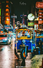 泰国曼谷最有特色的交通工具——tuktuk（嘟嘟车），炫酷的色彩，轰鸣的排气；商场货架、酒吧装饰，甚至是珠宝、玩具，都有这样的设计。是泰国最具特色的街头文化符号！

BY摄影师：@口袋骑士Vider ​​​​