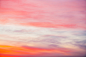 摄图网_504641432_与粉红色橙光云的日落天空五颜六色的平滑蓝天渐变日出的自然背景早晨的神奇天堂傍晚的气氛有些多云黎明（企业商用）