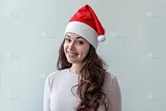 美丽的女孩在红色的圣诞老人帽孤立在白色的背景