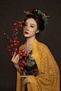 红色鲜花与古风汉服复古妆容女子摄影图片素材