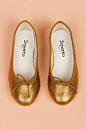 有段时间特别喜欢金色的鞋，穿一身黑+白，配一双金色的鞋子，一下就亮了。
