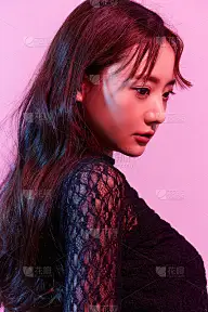 一个穿着裙子的年轻女子的彩色灯光肖像