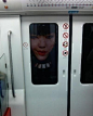 “好声音”吴莫愁地铁广告吓呆乘客，令人不经意间会产生错觉，以为有女鬼趴在车门外。。。这是要吓死劳资么？！！！