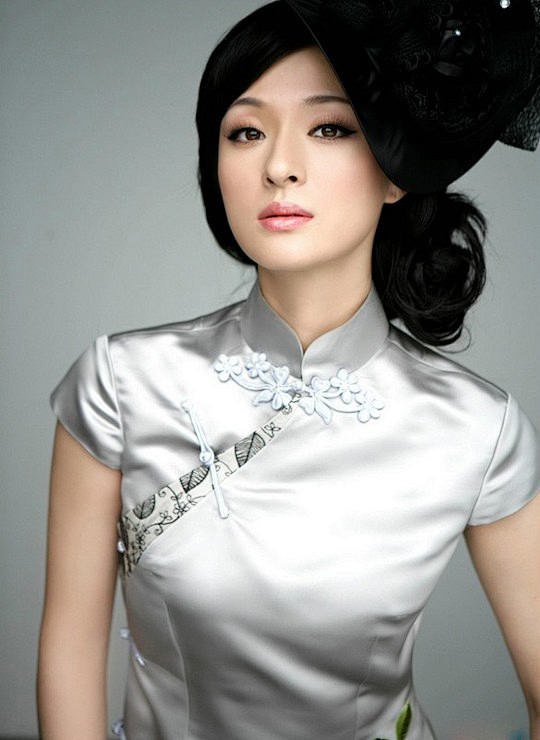 高贵典雅的银灰色旗袍肆意诠释着知性的美丽...
