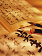 蝴蝶冷舞，雪花墨香，深秋偎寒，难见君情，玉颜消瘦，花蕾弹落，伊人红妆，孤影风拂。