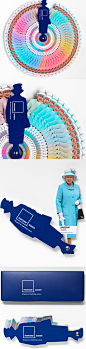 为庆祝英国女王加冕六十周年，彩通（Pantone）和Leo Burnett London联手推出了一个限量版女王颜色指南。该指南对英国女王历年来的颜色搭配进行了总结，对这些颜色进行标号，并给出了女王使用该颜色的时间和场合。