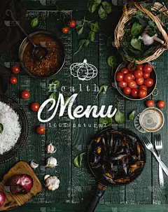 在木桌上, 可以看到煮熟的贻贝, 并在平底锅中加入西红柿、草药和葡萄酒, 并配以健康的菜单