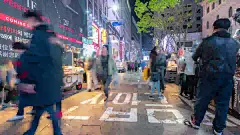 延时 晚上韩国首尔明洞市中心购物街的行人