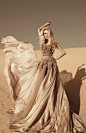#Shady zein eldine — 演绎沙漠里女人的魅力#中东鬼才设计师#Shady Zeineldine#这次全系列裸色婚纱，以沙漠做为灵感，滚滚黄沙引起裙襬的阵阵涟漪。运用了大量的蕾丝、羽毛与翻摺，来创造漫天飞舞的飘逸感，在配上点点金沙，有如阳光静静洒落在每一吋肌肤，让女人更加闪耀动人。