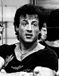 西尔维斯特·史泰龙 Sylvester Stallone 凭借一身健硕的肌肉，他辉煌过。 他是英雄的代言人！是平民的救世主！ 但壮士暮年，他已经不是他自己了。 不要依依不舍，不必遗憾，在《洛奇》和《第一滴血》电影系列中，他早已奠定了他在好莱坞武打动作巨星的地位。 代表作品：《洛奇》系列