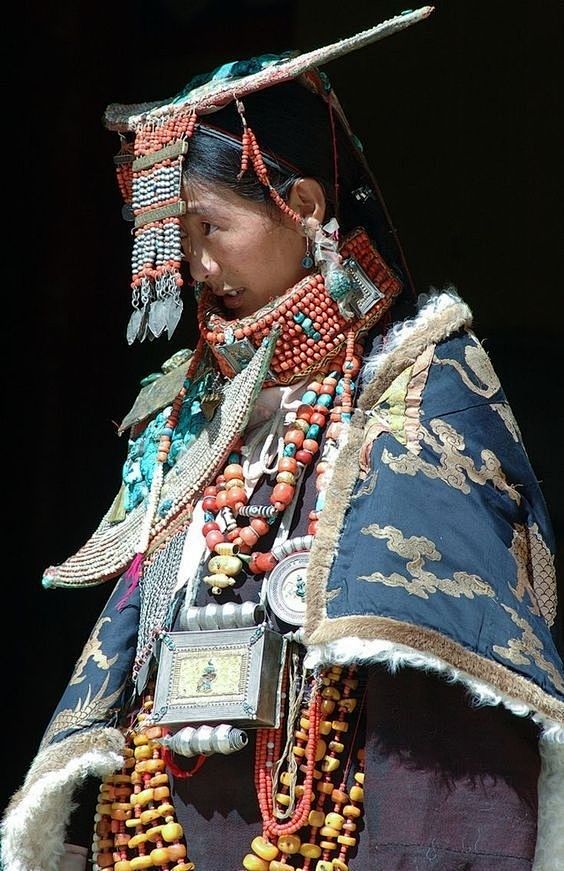 服装｜大概是……西藏传统服装= =吧。
...