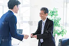 商人们微笑着交换名片