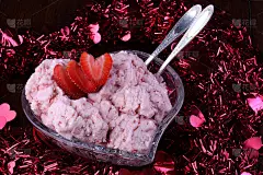 心形碗，草莓冰淇淋，心形草莓切片