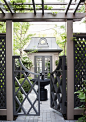 Does this look like an expansive country courtyard with a gorgeous garden pavilion? Well, it’s actually a tiny townhouse backyard in the middle of Toronto (of all places) and that pavilion is actually a VERY well detailed shed. FABULOUS use of latticework