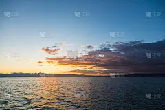 俄罗斯堪察加半岛阿瓦查湾上空的金色夕阳。