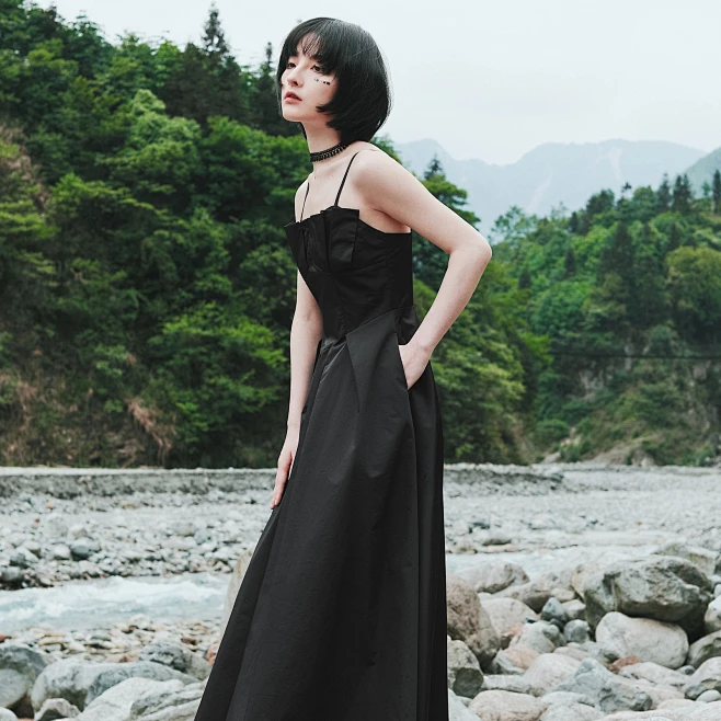 立裁法式暗黑复古冷淡风加长吊带连衣裙女夏赫本风可盐可甜裙子-淘宝网