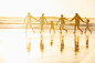 人,休闲装,度假,户外,25岁到29岁_483948805_Family playing in surf at beach_创意图片_Getty Images China