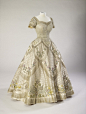 为英国女王定制华服的设计师——英国高级定制时装领军人物Norman Hartnell，作为英国女王伊丽莎白二世的御用裁缝，Norman Hartnell包办了她一生最重要的两套华服：1947年的结婚礼服和1953年的加冕礼服。Norman Hartnell设计的礼服以优雅的线条、美丽的面料、奢华的刺绣而著称。