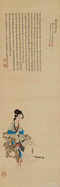 #仕女图#【 清 改琦 《元机诗意图》 】立轴，绢本设色，99×32cm。北京故宫藏。 此作画的是唐代女诗人鱼玄机的像。鱼玄机是个很有才华，而遭遇却很不幸的人。嫁给李忆为妾，因受李妻的妒忌，被迫出家，在长安咸宜观做了女道士。此图设色古雅，衣纹秀劲，玄机倚坐展卷。姿容秀美，含蓄深思，刻画传神。