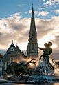 Gefion Fountain,Copenhagen, Denmark。丹麦哥本哈根吉菲昂喷泉，位于哥本哈根市中心东北部。它由吉菲昂女神和四条牛及套犁等一组铜塑组成。 据记载，吉菲昂喷泉是丹麦雕塑家昂拉斯·蓬高(Anders Bungaard)铸造的。1959年，郭沫若访问丹麦时写的那首赞美哥本哈根的诗中的“四郎岛（即西兰岛）上话牛耕”“泉水喷云海水平”两句，描写的就是吉菲昂喷泉。