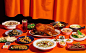 XIANG DUCK BRAND IDENTITY : 享鴨是一間台式創意料理餐廳：創闢「新中式」的東方新潮美食主義，以不拘束的現代中餐體驗為主軸，從生活文化延伸到餐桌，探索一場色彩斑斕的視覺饗宴。皮酥肉嫩、滑而不膩，披覆一身焦香外皮的烤鴨，在亞洲料理中擁有獨特的地位；煉炙後的滋味深植於華人文化，拌佐記憶中歡慶沸騰的溫度。一旦穿梭於台灣都市叢林，不難發現在地特有的招牌文化、與夜幕下燈紅酒綠的街景印象，儼然蔚成張環伺一桌宴席的襯景布幕。享鴨引領新中式的美食風氣，在蒸著熱氣桌間筷箸交鋒、在喧鬧胃袋間歡騰共舞，
