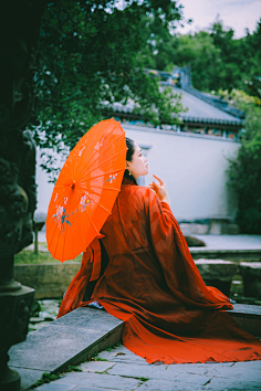 古风女撑伞背影图片