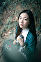 我们之间的距离，总是隔着最远的红尘，偶尔想起，如清晨的一场微雨，拂过一片叶的眉心，又吻过一朵花的馨香，只将温润浅浅的落在眼里。