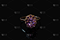 美丽的金色戒指与紫色宝石孤立在黑色背景
