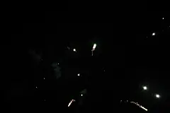爆竹图片新年快乐年味壁纸热闹点燃欢乐农村火光喜庆开心春节素材高清爆炸烟花燃放818A9863 – 饿狐背景网站-微距高清设计素材免费图片下载海报壁纸摄影背景素材，背景图，背景墙，背景板，背景图片，背景纹理，背景板设计，背景材质，背景大图