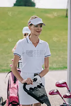 马球,女人,高尔夫球运动,注视镜头,高尔夫球手套,鸭舌帽,垂直画幅,美,休闲活动,进行中