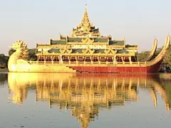 文茜小妹大旅行，像一首詩。我們在一個熟悉的地點，難免感到窒息，我們被迫承受一切，沒得選擇；旅行卻像朗讀一首詩，勿需經歷太複雜的轉折，句子短卻美不勝收。我們只需擷取其中美好的段落，到另一個國度，沈醉一段文明。每一次㝷訪，好似愛戀之探索，雖纏綿但見好就收。