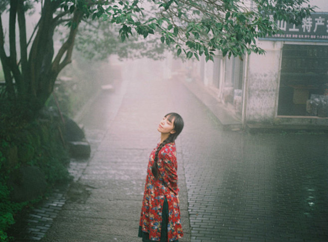 天青色等烟雨，而我在等你。