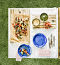 俯瞰图：布置妥当的餐桌，砧板上摆着蔬菜串，旁边的碗里盛有蘸酱