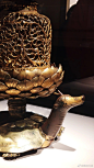 唐招提寺金龟舍利塔，总高92.0cm，铜鎏金 ，12-13世纪（日本平安至镰仓时代） 日本唐招提寺鼓楼（舍利殿）藏

这件国宝名叫舍利容器，包括三个部分：1 大唐白琉璃舍利壶。2 大唐方圆彩丝花网。3 金龟舍利塔。这个是舍利塔，12-13世纪镰仓时代作品。

舍利塔上面是个真言密教的多宝塔，下面的乌龟代表了 ​​​​...展开全文c