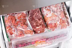 冷冻生肉用塑料包裹在冰箱里。健康饮食的概念。