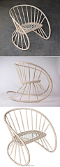 工匠 Katie Walker受传统温莎椅的工艺技术启发，制作了一个摇椅Windsor Rocker ，将白蜡木整体弯曲，涂以木蜡油，精湛的工艺。