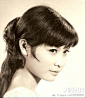 李丽丽，参演了很多TVB的电视剧，但很多人叫不上名来，《天龙八部》里面的叶二娘就是她，陈小春版的《鹿鼎记》里面的独臂神尼也是她！当年原来是殊色一枚。