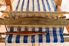 老字号织布机以传统织布抽象图案为背景