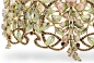 plique-à-jour | 空窗珐琅

空窗珐琅是一种古老而独特的珐琅工艺，工匠通常先用18k金勾勒轮廓，接着将珐琅填入空窗空格之中，类似于教堂里的玫瑰玻璃窗，最后呈现薄如蝉翼，在光线下透明似窗的效果。

这种技术最早起源于公元前四世纪的拜占庭帝国，在20世纪初由René Lalique等法国珠宝设计师重新将其 ​​​​...展开全文c