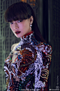 #漫的片# @陈漫ChenMan 掌镜@舒淇 港版《VOGUE》七月刊封面大片，性感小女人姿态，如猫般慵懒。舒淇超话 颠覆以往风格，首次尝试新造型。 ​​​​