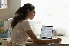 职业青年女编辑纠正印刷文章文本中的错误